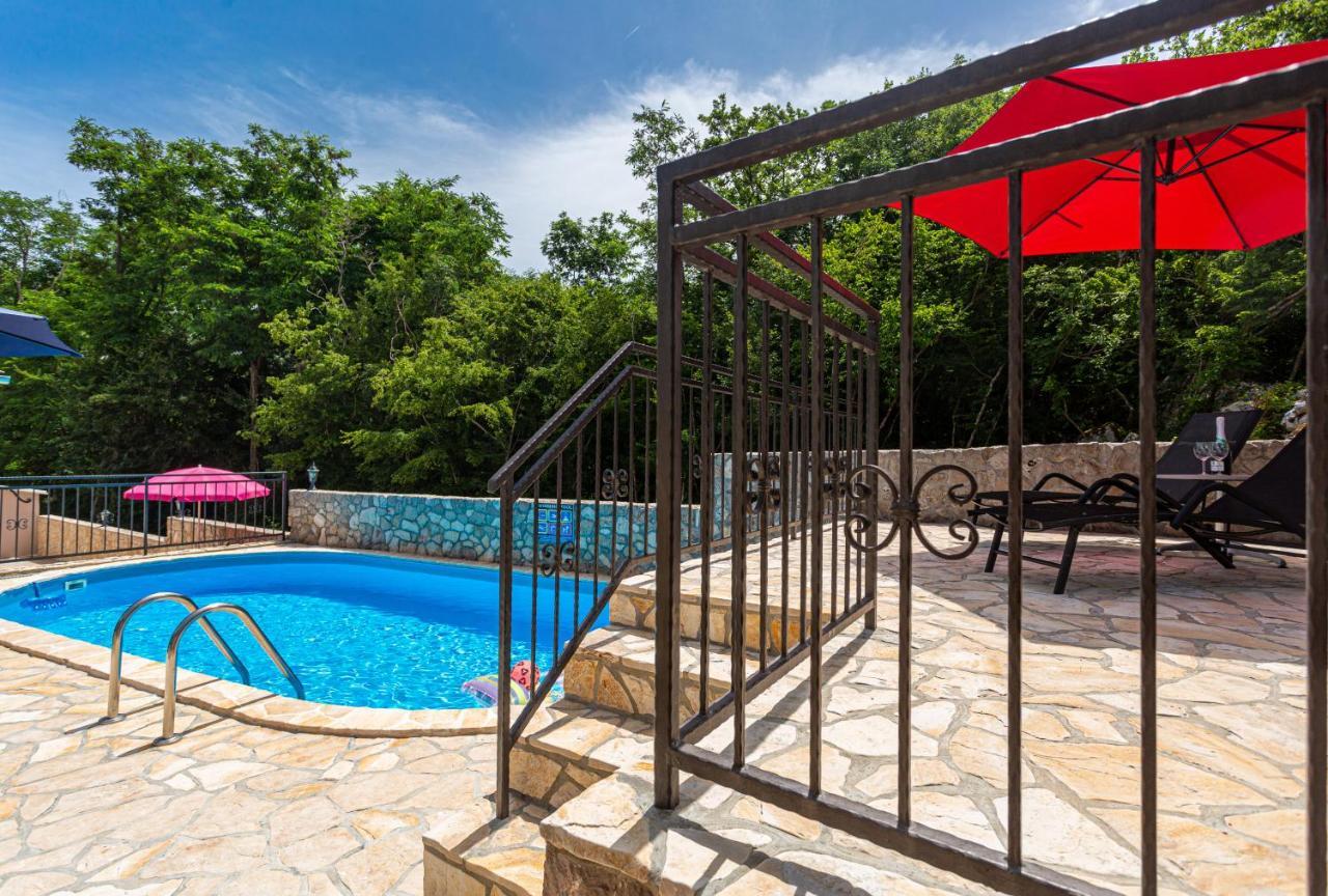 Apartment With A Private Swimming Pool, Garden & Bbq Gostinjac Eksteriør bilde