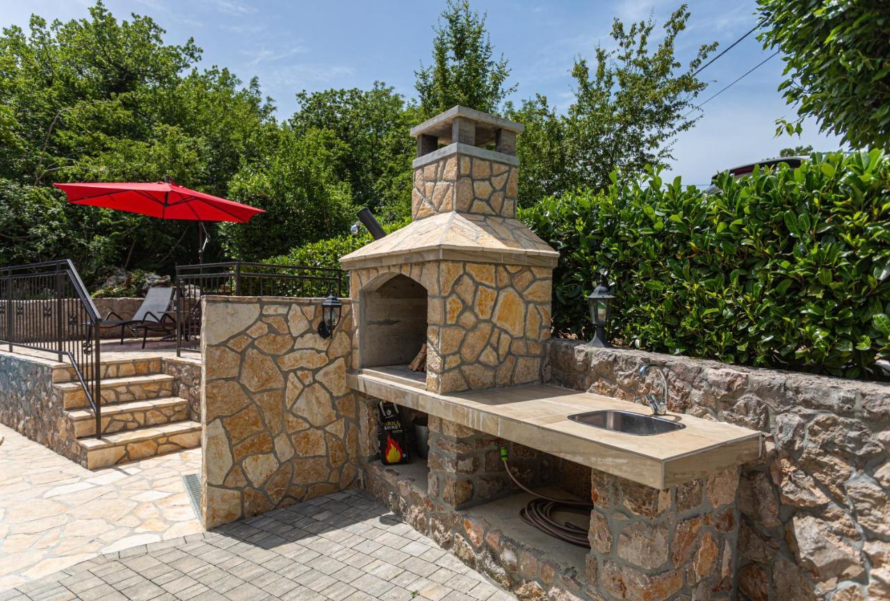 Apartment With A Private Swimming Pool, Garden & Bbq Gostinjac Eksteriør bilde