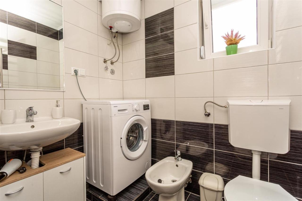 Apartment With A Private Swimming Pool, Garden & Bbq Gostinjac Eksteriør bilde